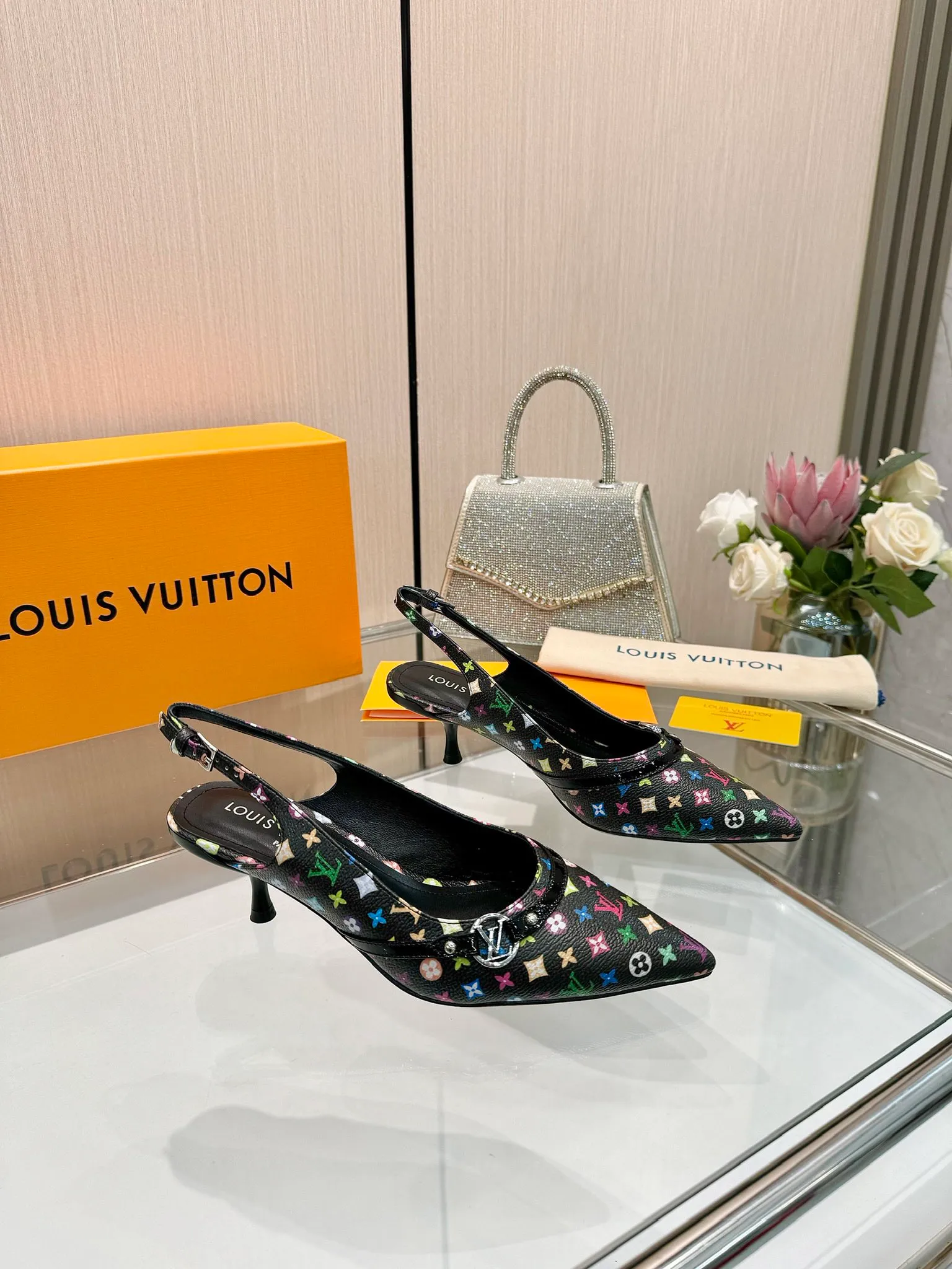 👟👟Ex-factory price 640👟👟Purchase level], Louis Vuitton 2025 official website early spring series! Perfect last shape, new pointed toe🆕, the official website is updated simultaneously. The small pointed toe is matched with a hollow leather strip and a small square buckle to adjust the elasticity. LV hardware "logo" is embellished. It is full of details and a visual feast. 💯It is difficult to conceal the elegant temperament of LV. It is comfortable and easy to wear, and full of femininity. The new original reverse mold last has the ultimate 1:1 shape, exquisite workmanship, and imported high-end fabrics showing exquisite texture! Fabric: Imported lambskin, cow patent leather/Presbyopia/denim. High-quality soft sheepskin lining. Feet: imported goatskin, Italian genuine leather outsole. 5.5 lacquered heels. Number of yards: 34-41 (34.40, 41, customization is non-returnable and non-exchangeable)